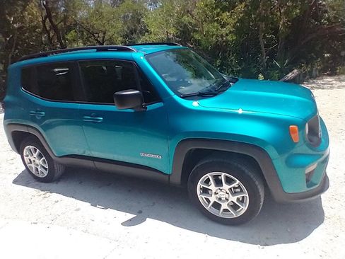 Used 2022 Jeep Renegade Latitude w/ Convenience Group AWD/4WD image 4