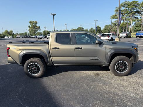 Used 2025 Toyota Tacoma TRD Off-Road w/ TRD Off Road Upgrade Package AWD/4WD image 4