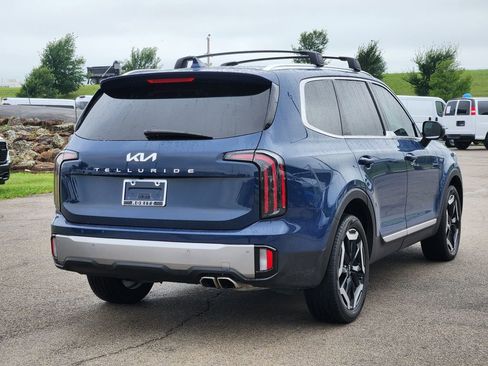 Used 2025 Kia Telluride EX w/ EX Captain's Chair Package image 5