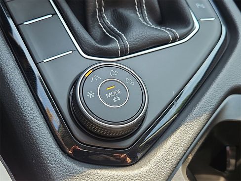 New 2025 Volkswagen Taos SE image 9