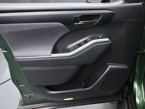 Used 2023 Toyota Highlander L image 27