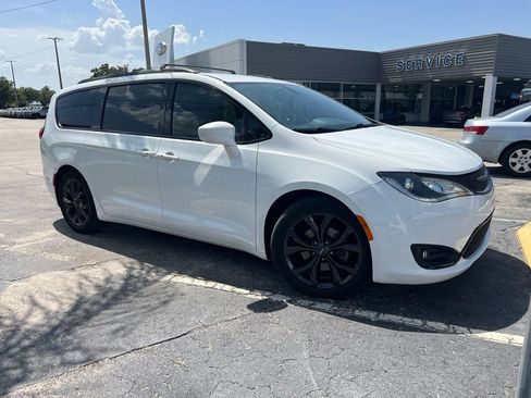 Used 2018 Chrysler Pacifica Touring Plus w/ S Appearance Package FWD image 4