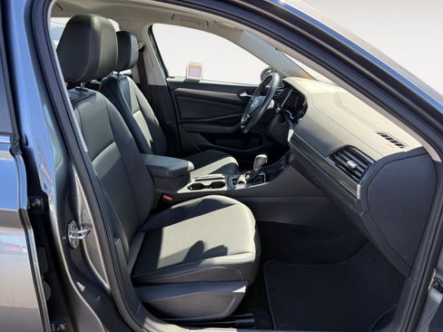 Used 2019 Volkswagen Jetta SEL w/ Cold Weather Package FWD image 19