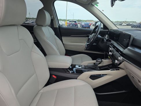 Used 2025 Kia Telluride S FWD image 7