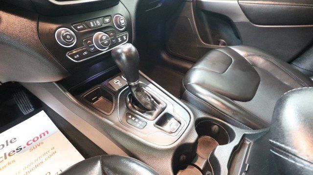 Used 2020 Jeep Cherokee Latitude Plus w/ Comfort/Convenience Group FWD image 17