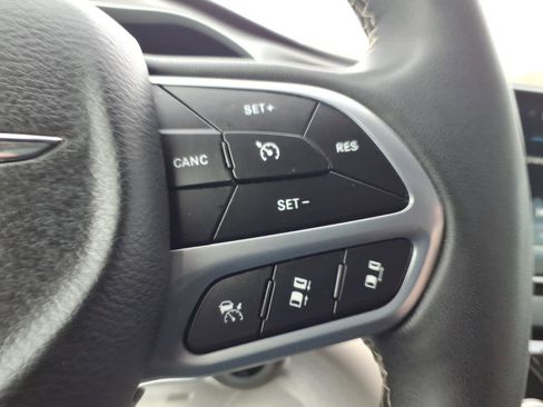 Used 2023 Chrysler Pacifica Touring-L image 17