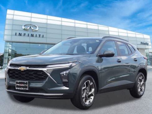 Used 2025 Chevrolet Trax LT FWD image 1