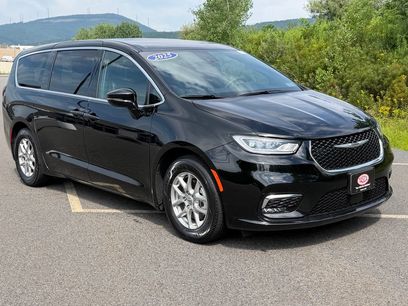 Used 2025 Chrysler Pacifica Select