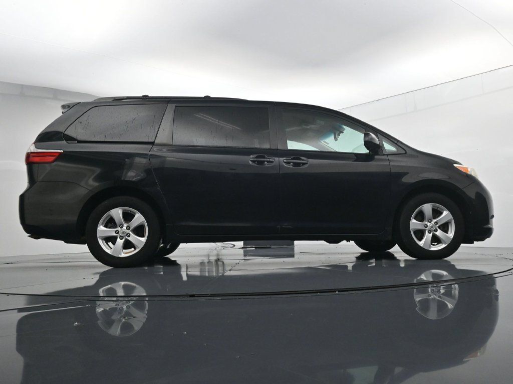Used 2017 Toyota Sienna LE FWD image 37