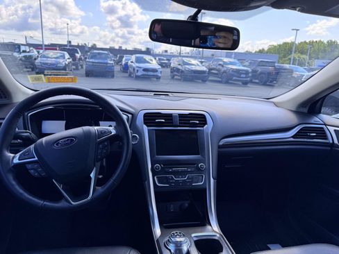 Used 2017 Ford Fusion SE w/ Fusion SE Technology Package FWD image 10
