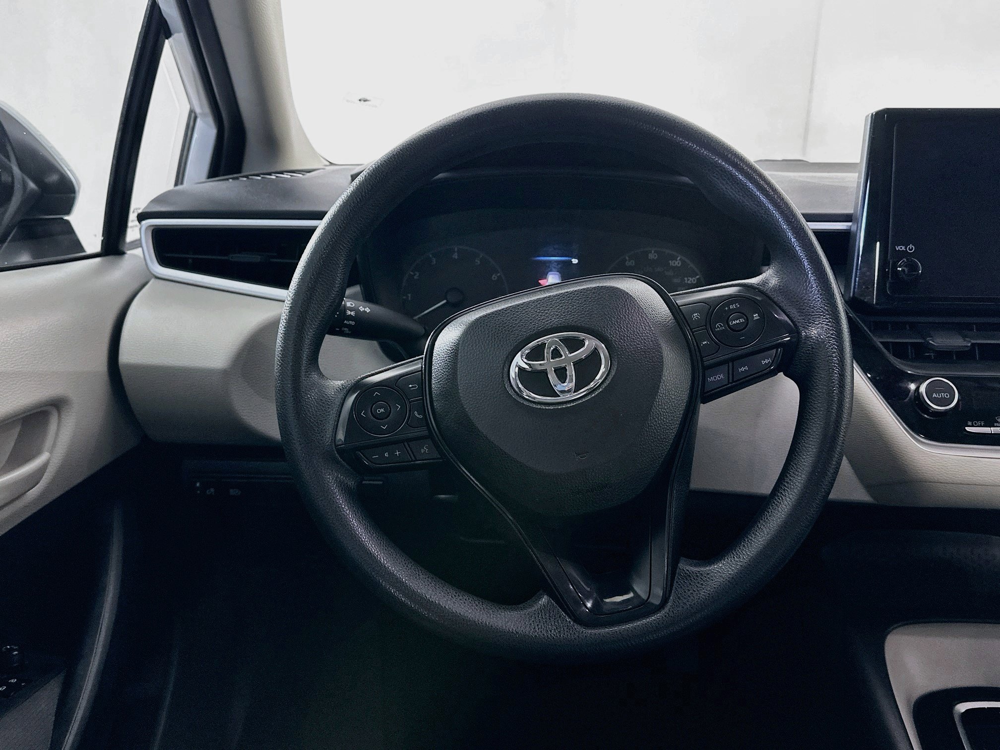 Used 2025 Toyota Corolla LE FWD image 17