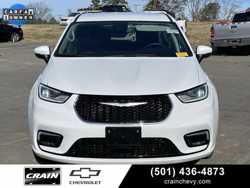 Used 2023 Chrysler Pacifica Touring-L image 2