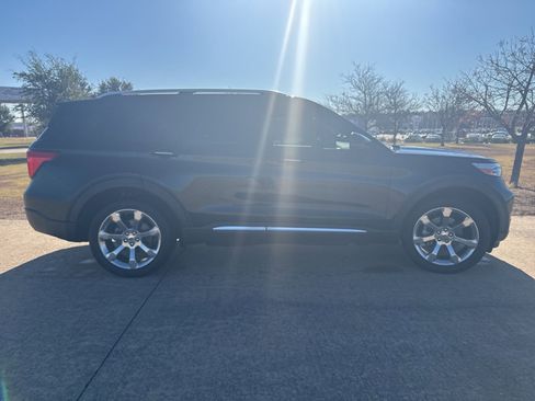 Used 2020 Ford Explorer Platinum w/ Premium Technology Package image 6