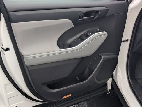 Used 2024 Toyota Highlander LE image 10