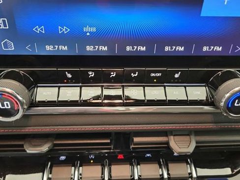Used 2024 Chevrolet Colorado Z71 w/ Z71 Convenience Package 2 AWD/4WD image 19