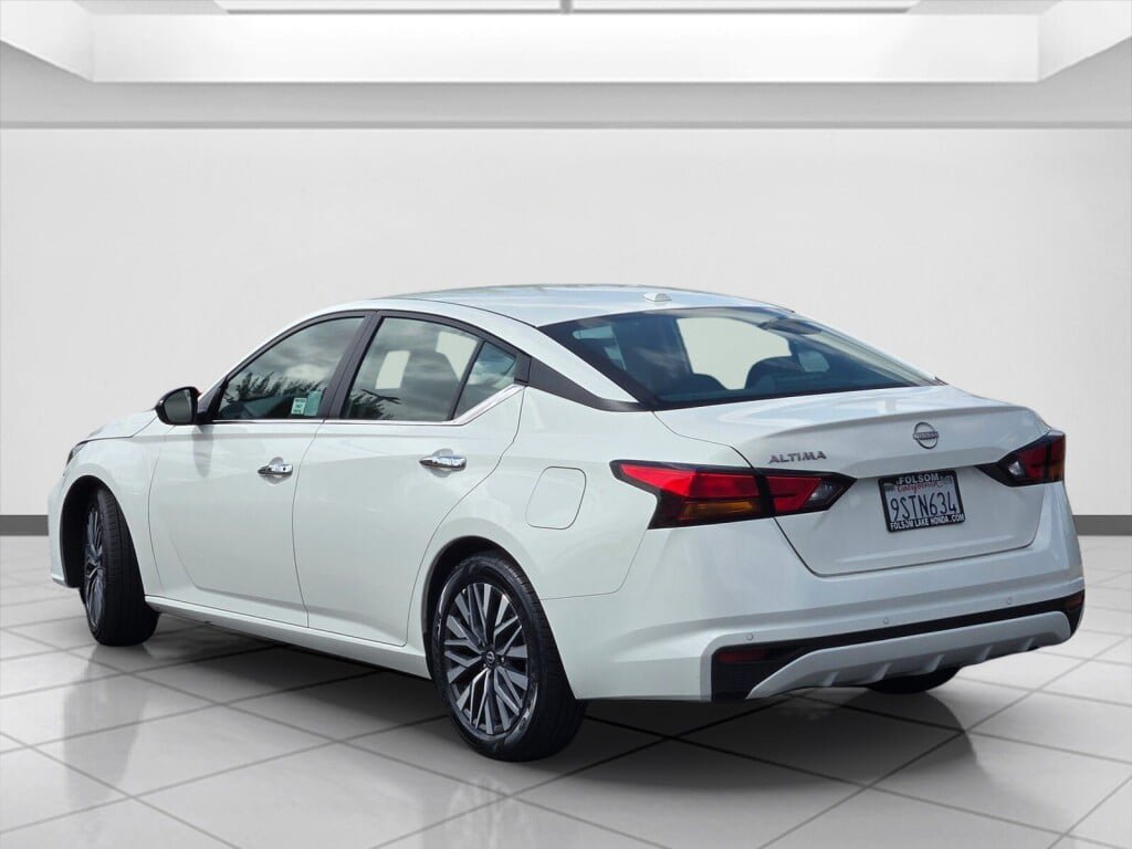 Used 2025 Nissan Altima 2.5 SV FWD image 7