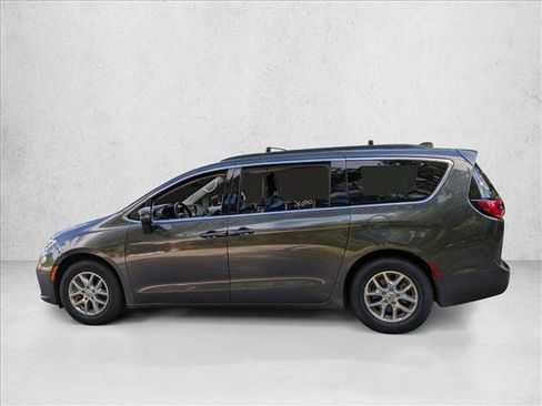Used 2022 Chrysler Pacifica Touring-L image 3