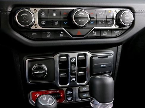 Used 2025 Jeep Wrangler Unlimited Rubicon AWD/4WD image 18