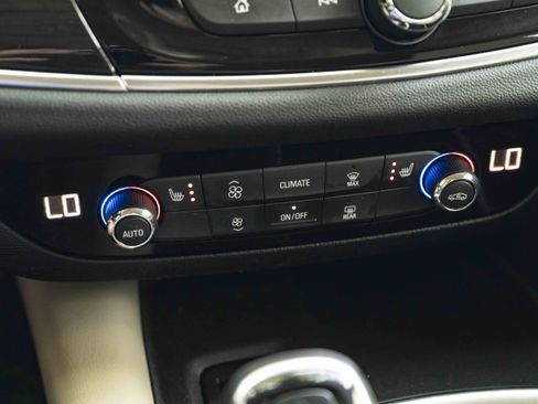 Used 2019 Buick Enclave Essence FWD image 33