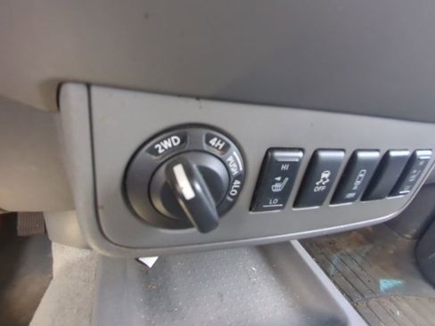 Used 2013 Nissan Frontier SL w/ Moonroof Pkg image 19