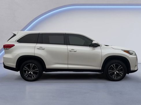 Used 2019 Toyota Highlander LE image 2