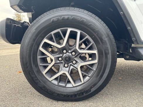 Used 2024 Jeep Wrangler Sahara image 9