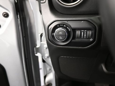 Used 2022 Jeep Gladiator Overland image 32