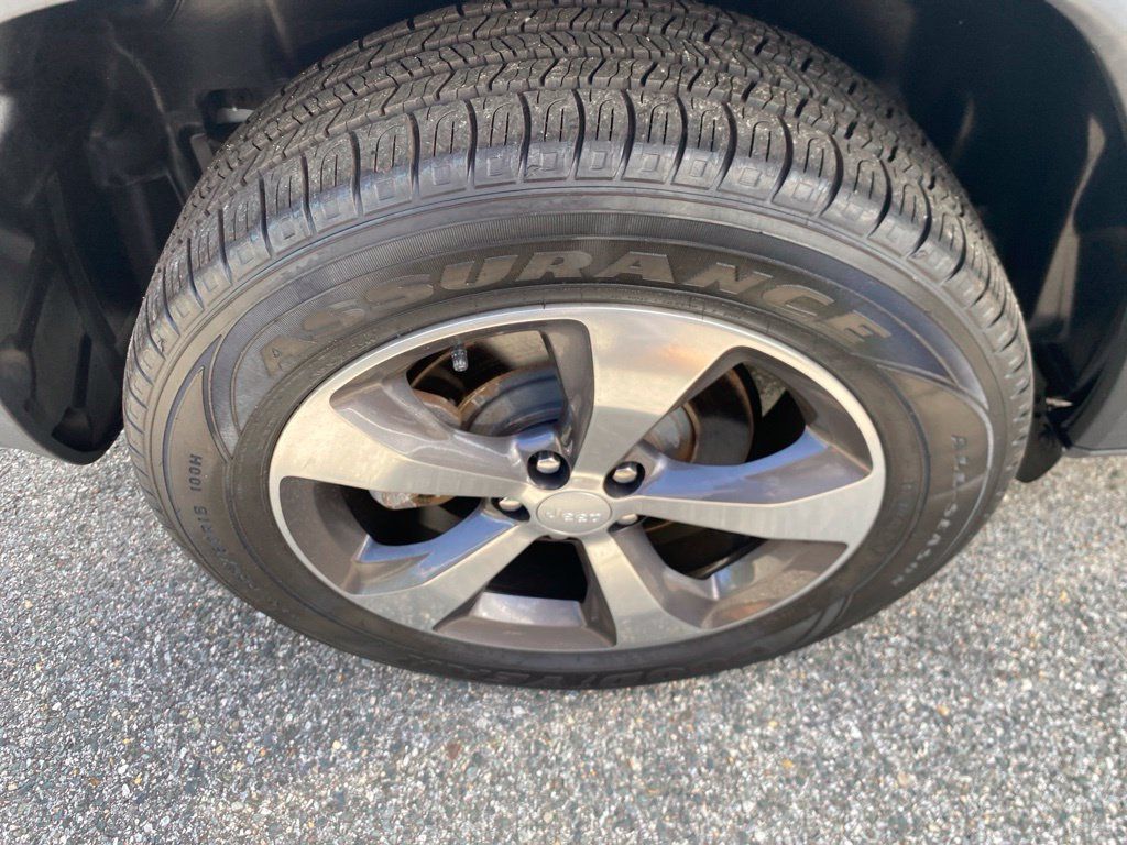 Used 2020 Jeep Cherokee Limited AWD/4WD image 14