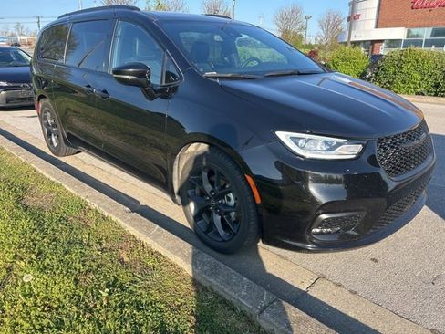 Used 2025 Chrysler Pacifica Limited image 2