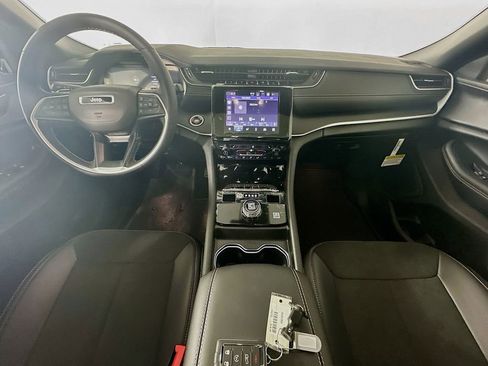 New 2025 Jeep Grand Cherokee Altitude image 9