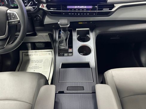 Used 2025 Toyota Sienna XLE image 41
