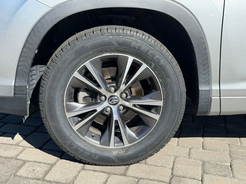 Used 2018 Toyota Highlander LE image 12