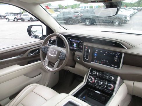 Used 2021 GMC Yukon Denali w/ Denali Premium Package AWD/4WD image 31