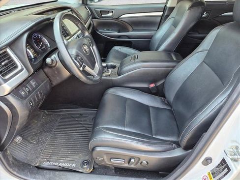 Used 2018 Toyota Highlander XLE AWD/4WD image 13