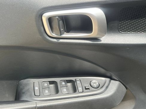 Used 2025 Hyundai Venue SEL FWD image 23