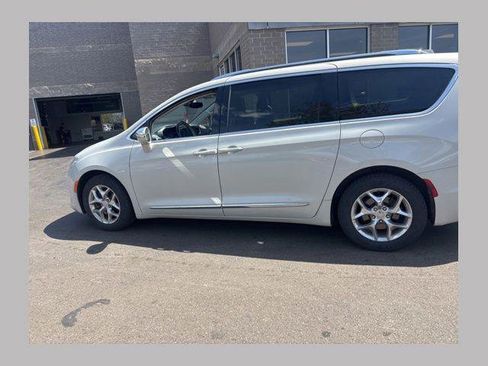 Certified 2019 Chrysler Pacifica Limited FWD image 1