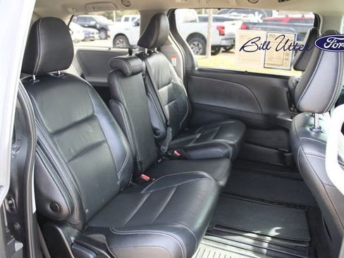 Used 2019 Toyota Sienna SE image 14