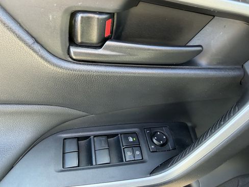 Used 2021 Toyota RAV4 LE image 18