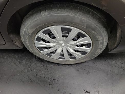Used 2019 Toyota Camry LE FWD image 13