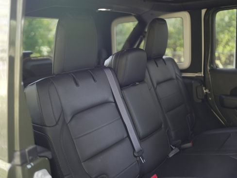 Used 2023 Jeep Wrangler Unlimited Sahara image 23