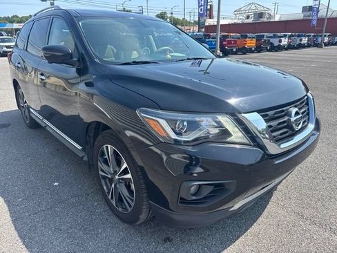 Used 2017 Nissan Pathfinder Platinum w/ Family Entertainment Package FWD image 3