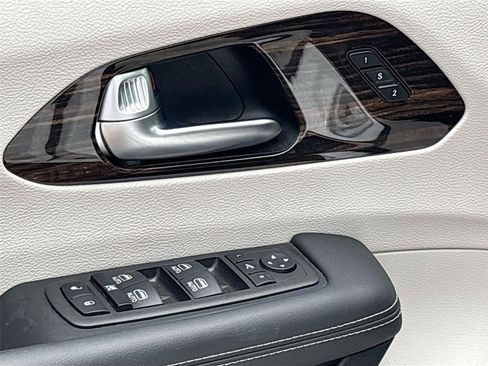 Certified 2024 Chrysler Pacifica Limited FWD image 22