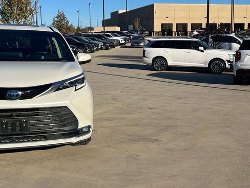 Used 2021 Toyota Sienna Platinum image 3