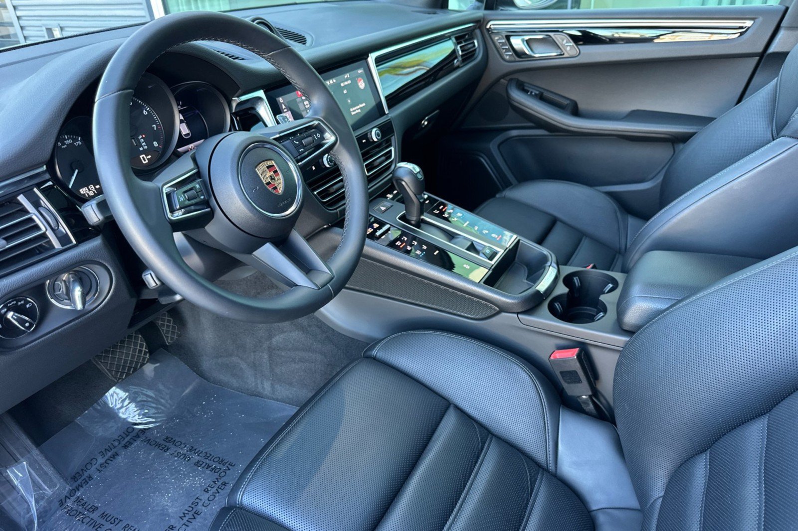Certified 2025 Porsche Macan AWD/4WD image 4