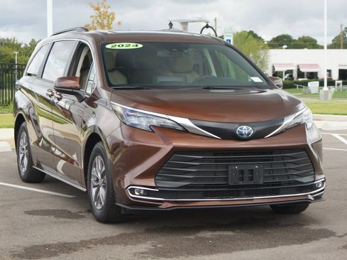 Used 2024 Toyota Sienna XLE image 2