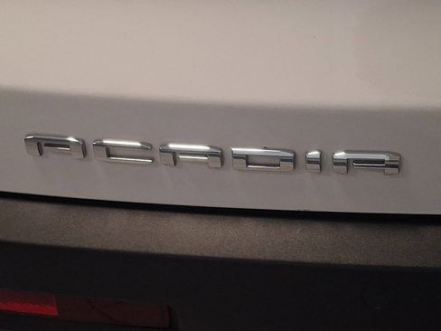 Certified 2023 GMC Acadia SLE w/ Driver Convenience Package image 30