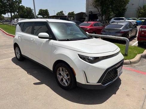 Used 2023 Kia Soul S FWD image 2