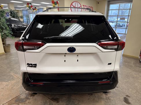 Used 2023 Toyota RAV4 SE w/ Weather & Moonroof Package image 9