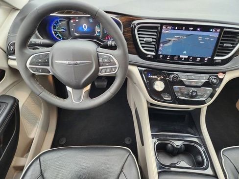 Used 2023 Chrysler Pacifica Limited FWD image 38