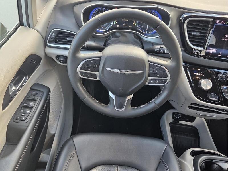 Used 2024 Chrysler Pacifica Touring-L FWD image 15